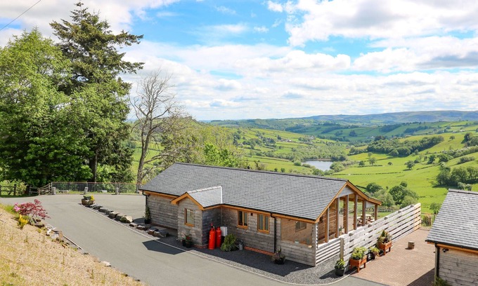 Llanidloes House | THE LARCHES, family friendly, with hot tub in Llanidloes