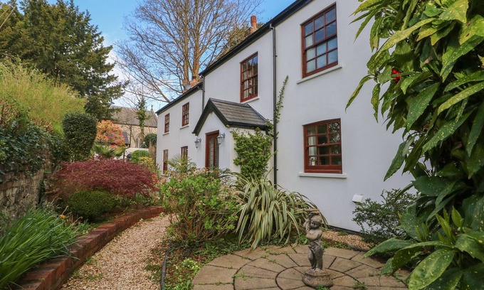 St. Fagans Cottage | THE LAURELS FLAT, romantic, country holiday cottage in St Fagans