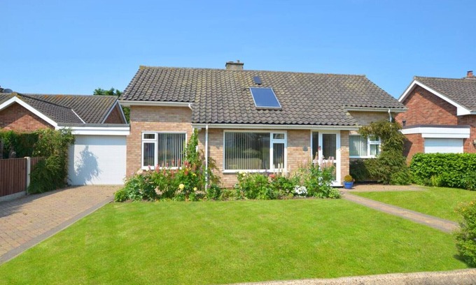 Holt House | The Laurels - Three Bedroom House, Sleeps 6