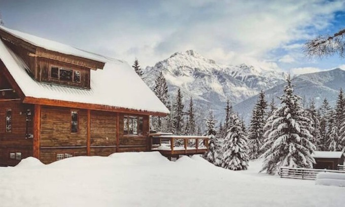 Blaeberry House | The Lazy Elk - Spacious mountain view Lodge with hot tub