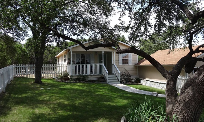 Lago Vista House | The Lazy Lakehouse - All LVPOA Amenities Available - Pool/Fitness/Lake Access
