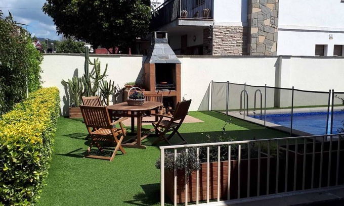 Premia de Dalt Ski Chalet | "The Lemon Tree Home" Villa with private pool and garden in Premià de Dalt