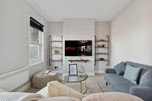 Lea Bridge Apartment | The Leyton Cottage Flat