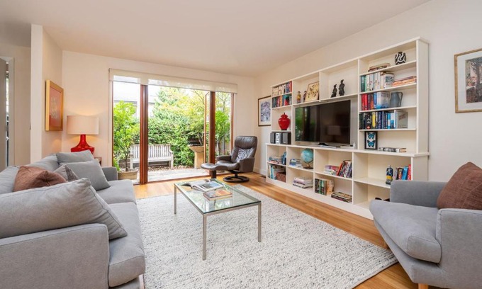 Glen Iris House | The Light House - Close to Harold Holt Swim Centre