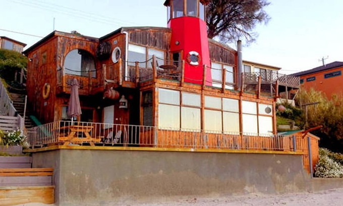 Opossum Bay House | The Lighthouse on the Beach