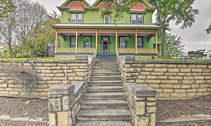 Glen Rose House | The Lilly House: Historic Glen Rose Home w/Porch!