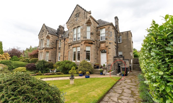 Stirling Apartment | The Lindsay House - an apartment that sleeps 6 guests in 2 bedrooms