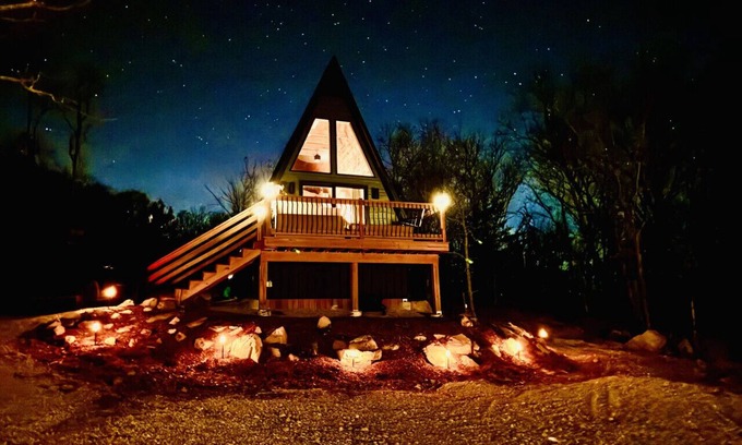 Ironton Cabin | The Linkin: a cozy mountain cabin w/king bed