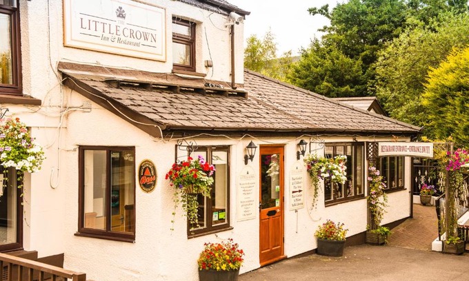 Cwm Frwd Oer Hotel | The Little Crown Inn