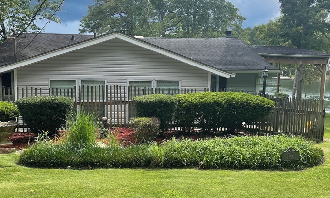 Titus House | The Little White House on Blue Heron Slough