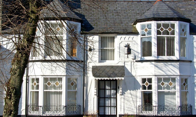 Bala Cottage | THE LITTLE WHITE HOUSE, pet friendly, with a garden in Bala