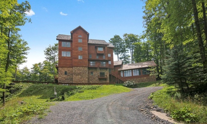 Davis Villa | The Lodge at Wolverton Heights is a fabulous stay on slopes! Tons of amenities!