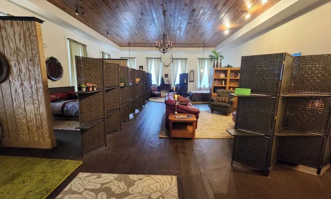 Metamora Cabin | The Lodge, get-aways & get-togethers! Historical small town ambiance & shopping