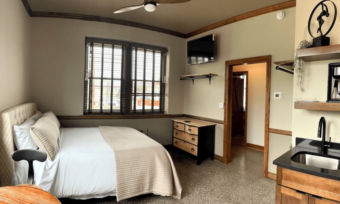 Hancock Apartment | The Lodge- Lombardi Suite