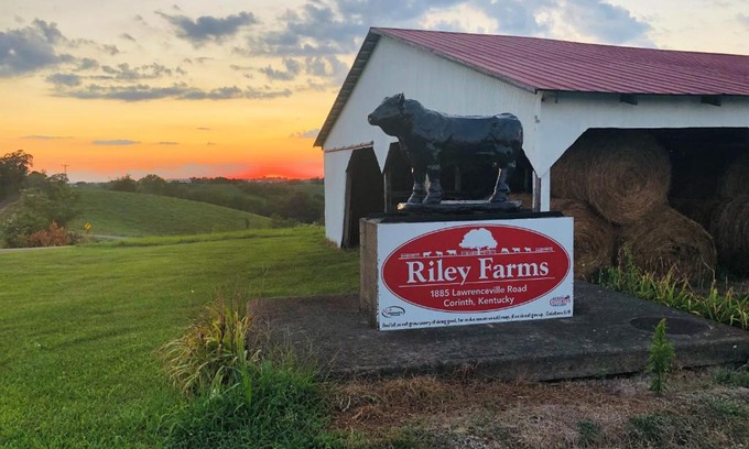 Jonesville House | The Lodge @ Riley Farms, Comfort & Rest close to The Ark