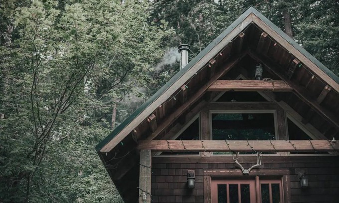 Skykomish Cabin | The Lodge @ SkyCamp: Cozy cabin with hot tub 15min from Stevens Pass