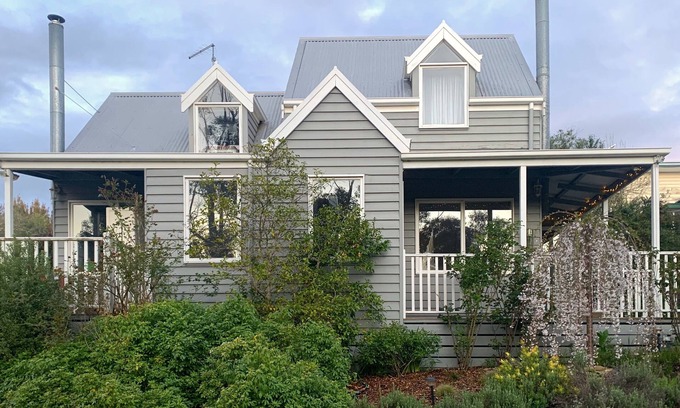 Hepburn Springs House | The Loft (fire+spa in centre of Hepburn Springs)