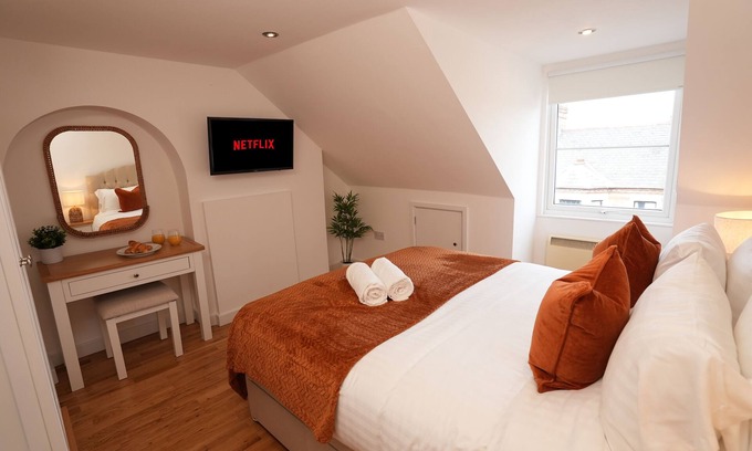 Mill Road Apartment | The Loft King Bed Central Cambridge Apartment