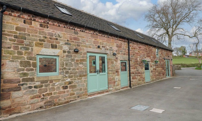Cotton House | THE LONG BARN, family friendly, character holiday cottage in Alton