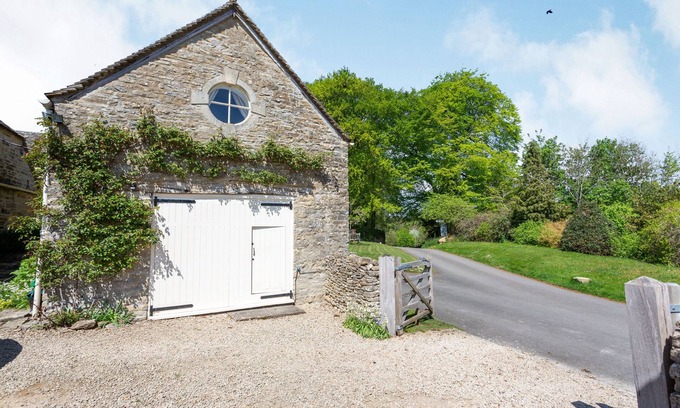 Duntisbourne Abbots Cottage | THE LONG BARN, family friendly, with a garden in Duntisbourne Abbots