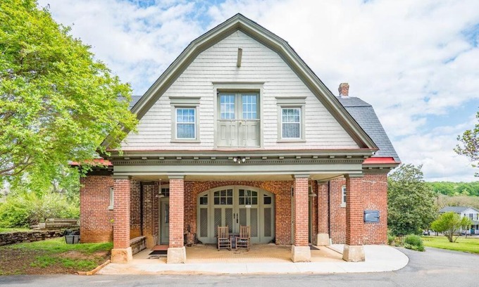 Daniels Hill Apartment | The Long Run - 2 CA King Sized Beds+ - Sleeps 8-10