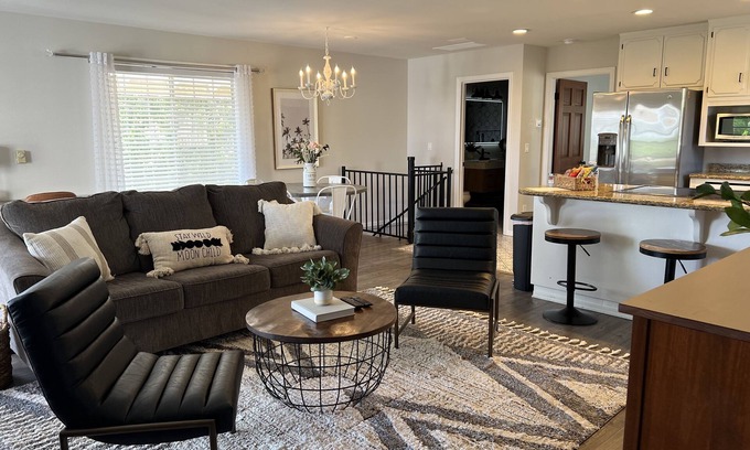 Fallbrook House | The Lookout King Bed! Min away from Wineries, Wedding, venues! Fresh eggs!