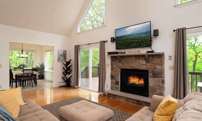 Lackawaxen Ski Chalet | The Lookout * Lake * Masthope * Firepit * Arcade