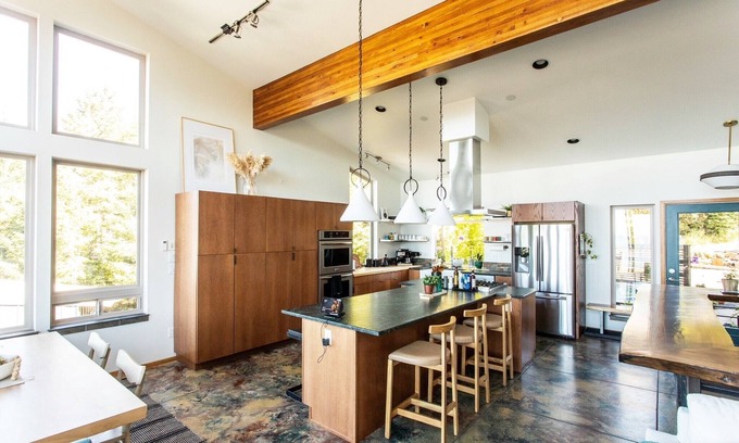 Oceanside House | The LoTide/Modern Elegant Oceanside Retreat