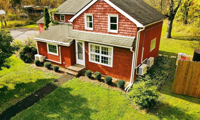 Accord House | The Louie II: Accord Farmhouse near Arrowood w/Hot Tub & Large Yard