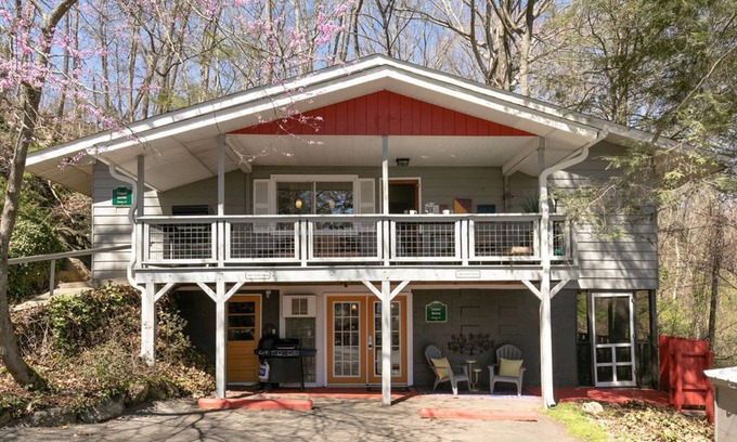 East End - Valley Street Ski Chalet | The Lower Berne offers all the conveniences of home in a secluded wooded setting