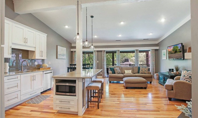 Fontana-on-Geneva Lake Villa | The Luxe at Abbey Villa |Gas Fireplace| King Master |Large Covered Balconies |Pool View |Hot Tub