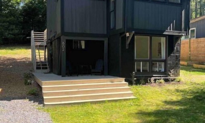 Black Mountain House | The Mac House - With a Hot Tub!