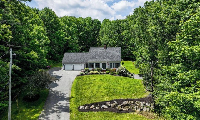 Sidney House | The Maine Experience: Where expansive nature meets modern comfort.