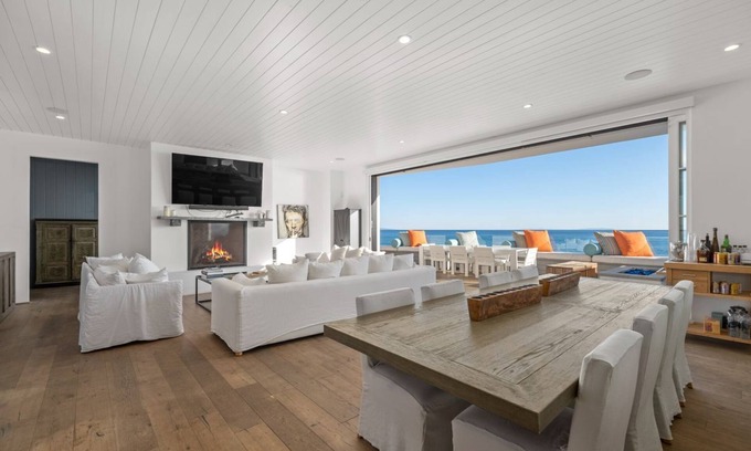 Central Malibu House | The Malibu Sandcastle l Beachfront & Private Rd