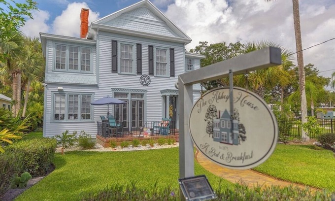 Hodgmans Daytona Bed & Breakfast | The Margaret suitenA Stay & Story to Remember