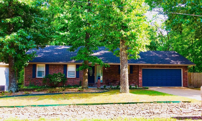 Bella Vista House | The Melanie House at Bella Vista - 7 miles to the Bentonville Square