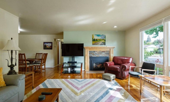 Friendly House | The Mellow Yellow: 2.2 mi to UO/3.5 mi to Autzen