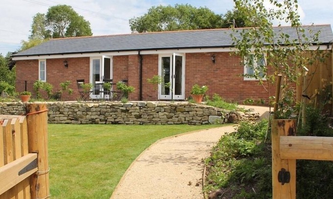 West Knoyle Cottage | THE MILKING PARLOUR, pet friendly, with a garden in Shaftesbury