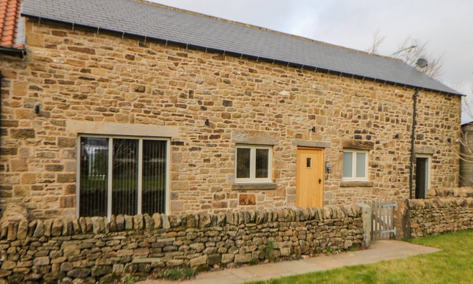 Marsh Lane Cottage | THE MILKING PARLOUR, pet friendly, with hot tub in Marsh Lane