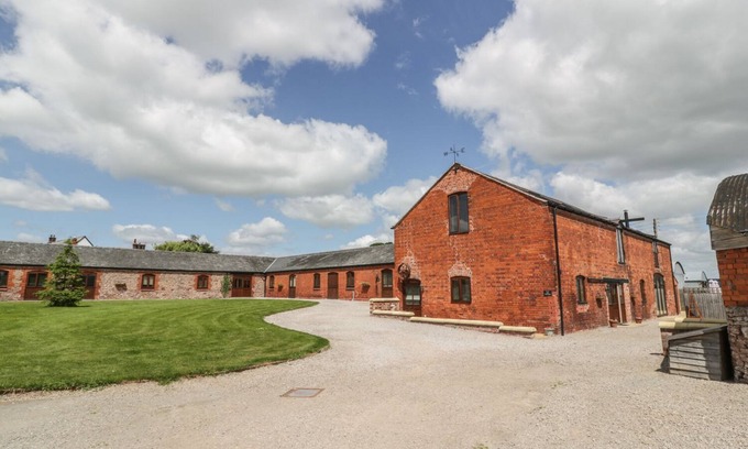 Alberbury House | THE MILL HOUSE, family friendly, luxury holiday cottage in Alberbury