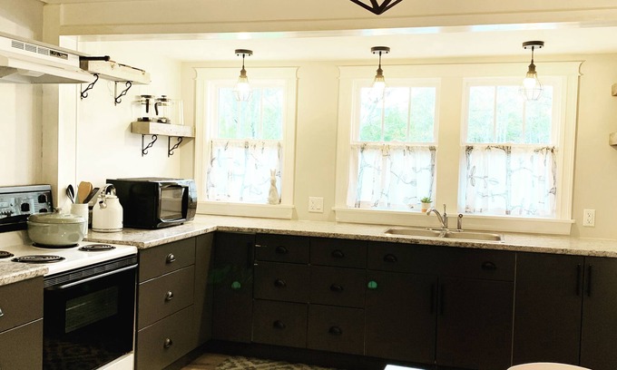 Shelburne Cottage | THE MINT ROSE COTTAGE