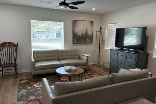 Jefferson House | The Mistletoe Getaway