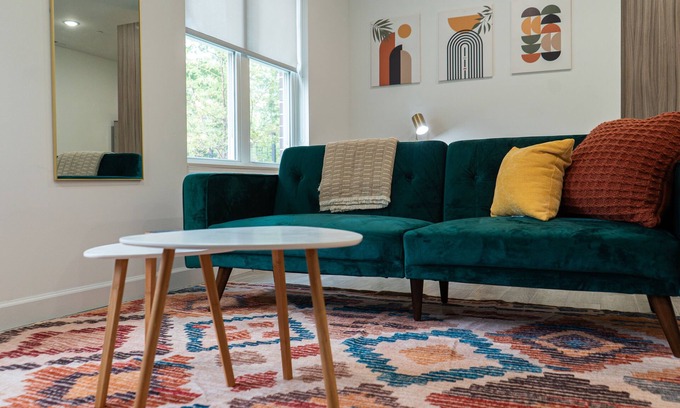 Woodlawn Apartment | The MOD Suite: Quaint family abode near UChicago, Lakeshore Dr. & DuSable Museum