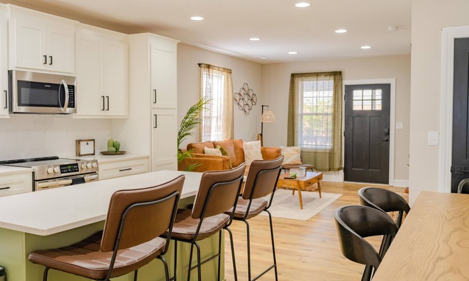 Columbia House | The Modern Historic Gem | 3 minutes to Downtown Cola | Steps to WeCo Riverwalk
