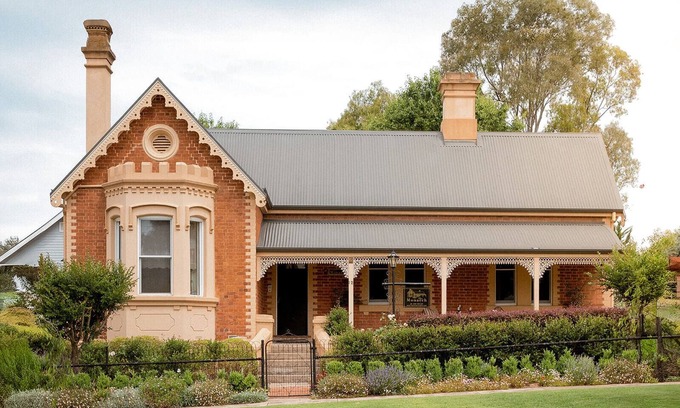 Tumut House | The Monarch Tumut - Heritage comfort