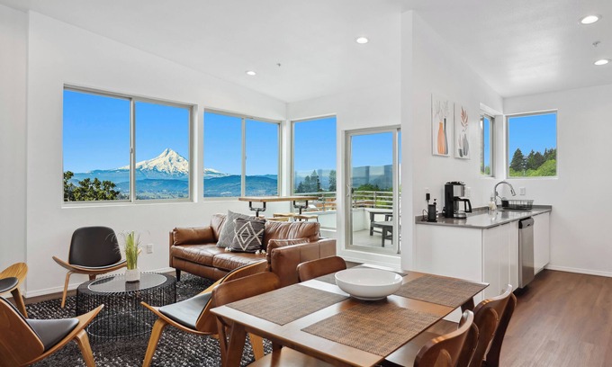 White Salmon Apartment | The Mountain View Penthouse in the heart of downtown White Salmon, loft 18