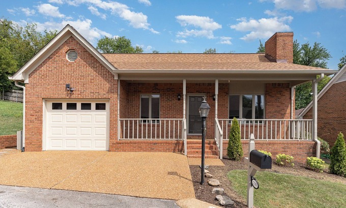 Columbia House | The Muletown Place - Walkable to the Square. 2B/2BA