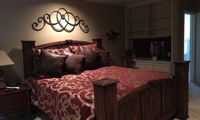 Uvalde Bed & Breakfast | The Mustang - luxury w/a balcony