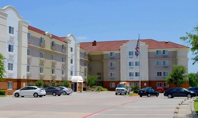Las Colinas Hotel | The Mustangs of Las Colinas & Museum Tour! Unit with Kitchen, Pets Allowed!