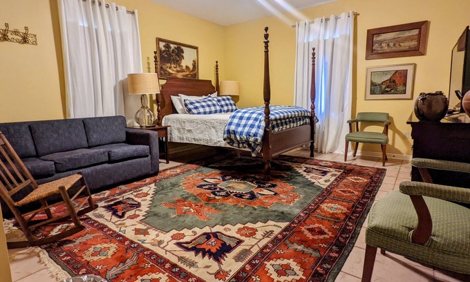 Buena Vista Hotel | The Myrtle Room at The Town House Inn - Guesthouse